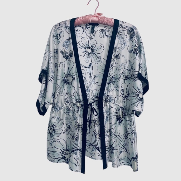 SOMA SILK KIMONO ROBE BLACK AND WHITE FLORAL KIMONO ROBE COVERUP - Picture 10 of 11